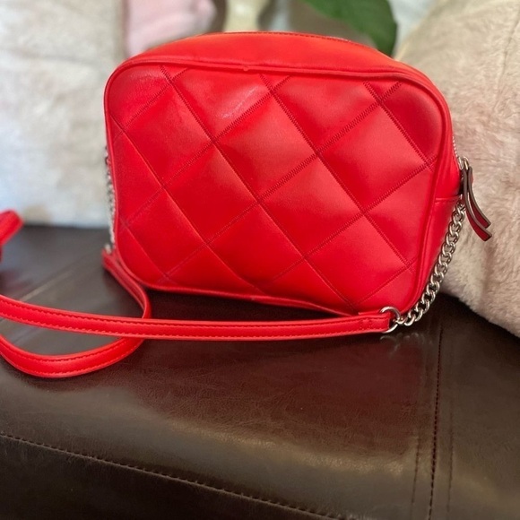 NINE WEST RED “PEETRA CAMERA BAG” QUILTED VEGAN CROSSBODY RED/SILVER CHAIN STRAP - Picture 9 of 9